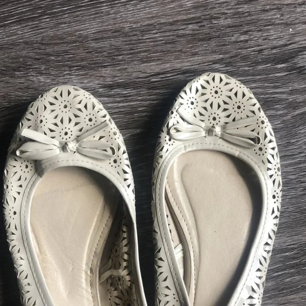 Capelli of New York Flats - Picture 2 of 5